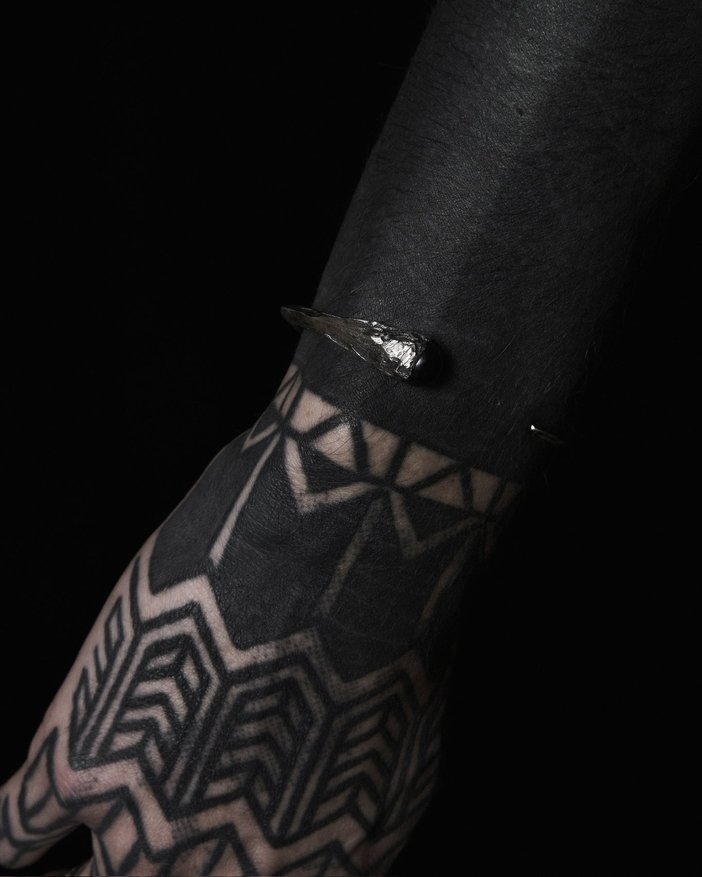 NUEV BANGLE BLACK