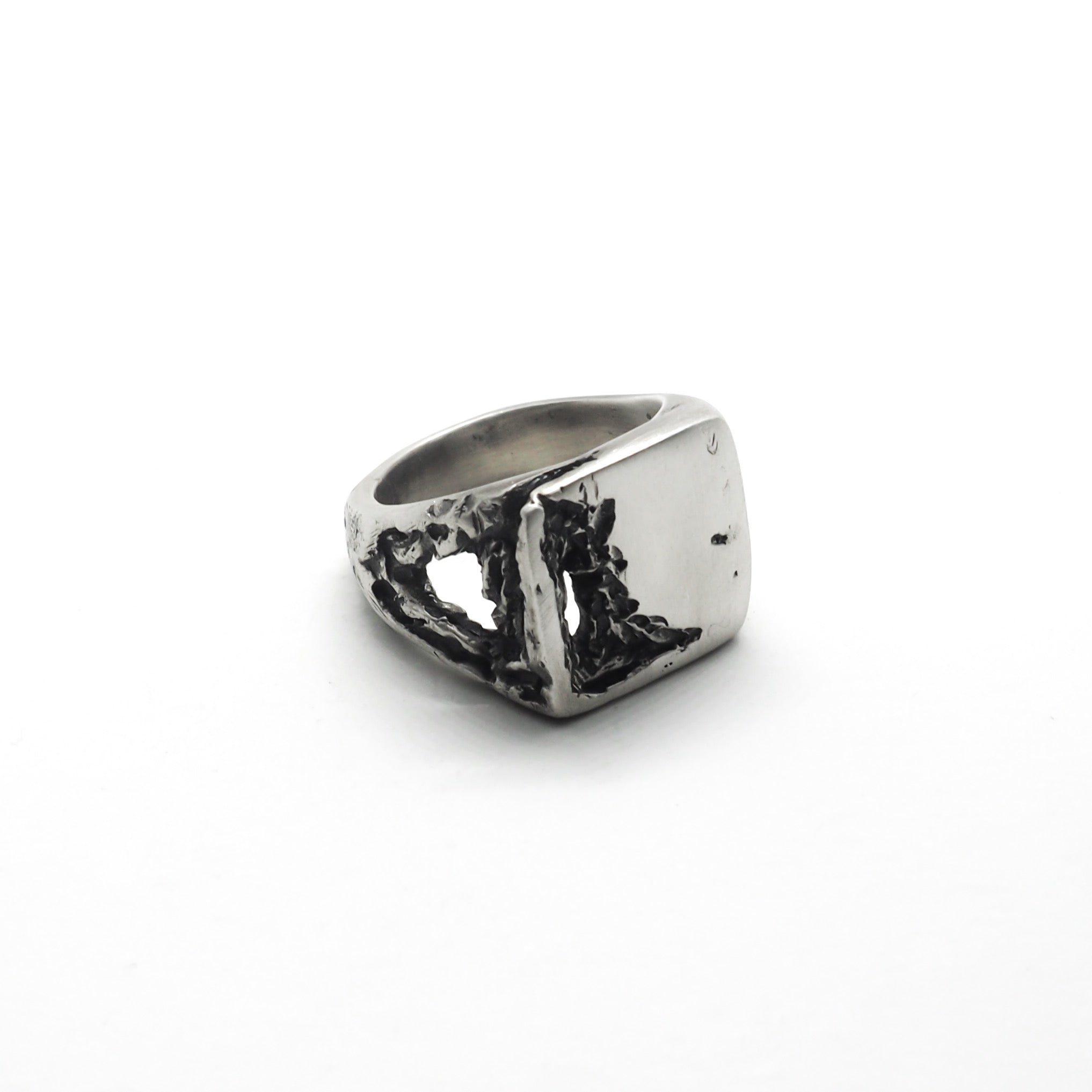 BROKEN ACID SIGNET RING -