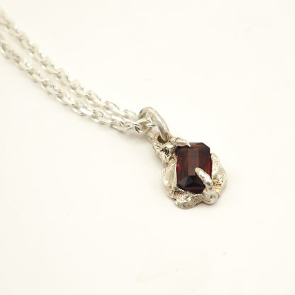 TINY GARNET NECKLACE