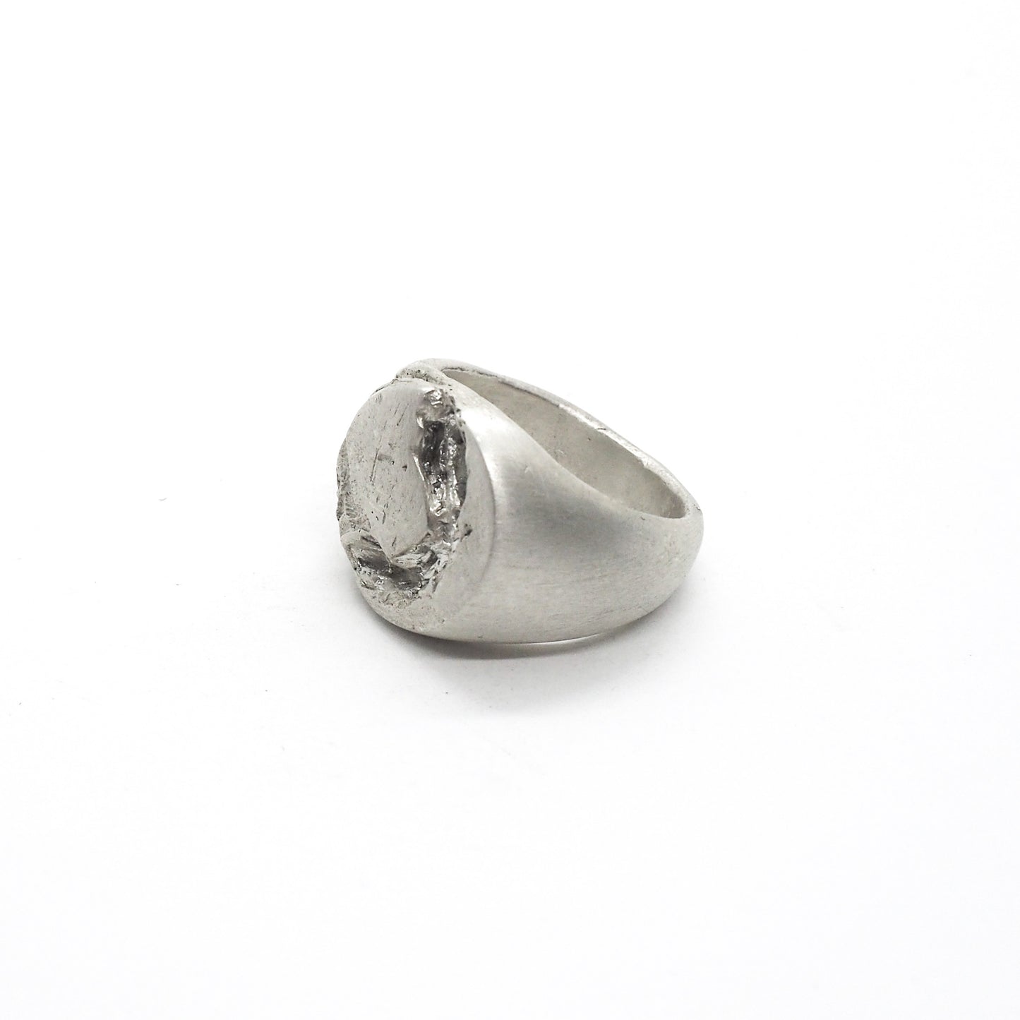 BROKEN SIGNET RING WHITE