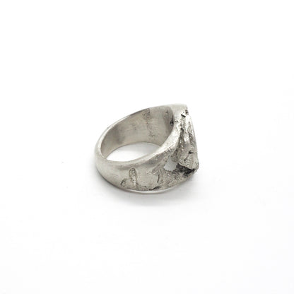 BROKEN SIGNET RING WHITE