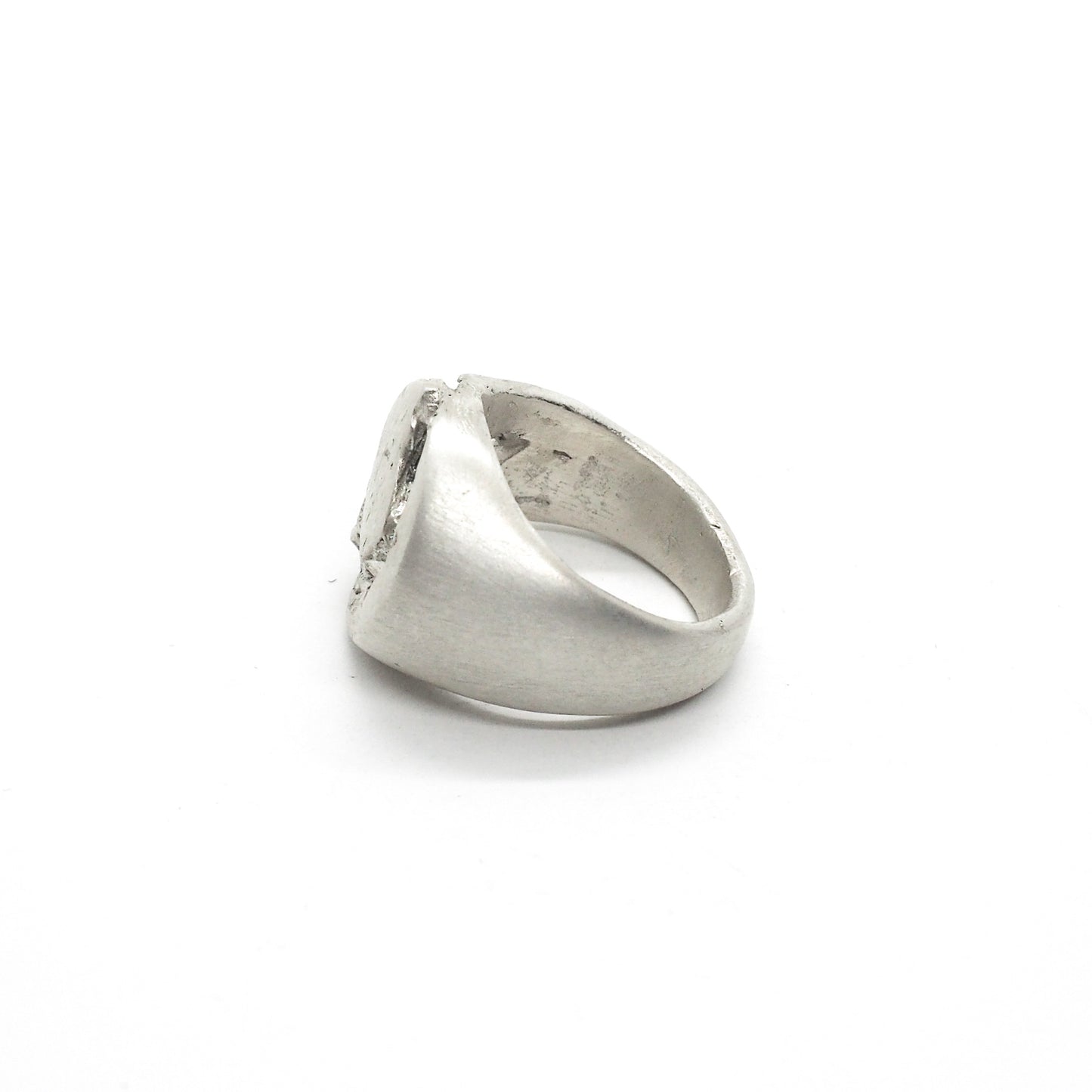 BROKEN SIGNET RING WHITE