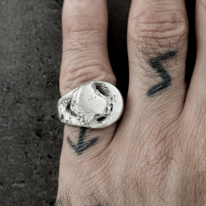 BROKEN SIGNET RING WHITE