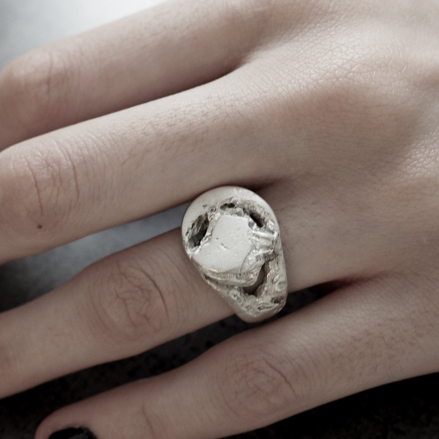 BROKEN SIGNET RING WHITE