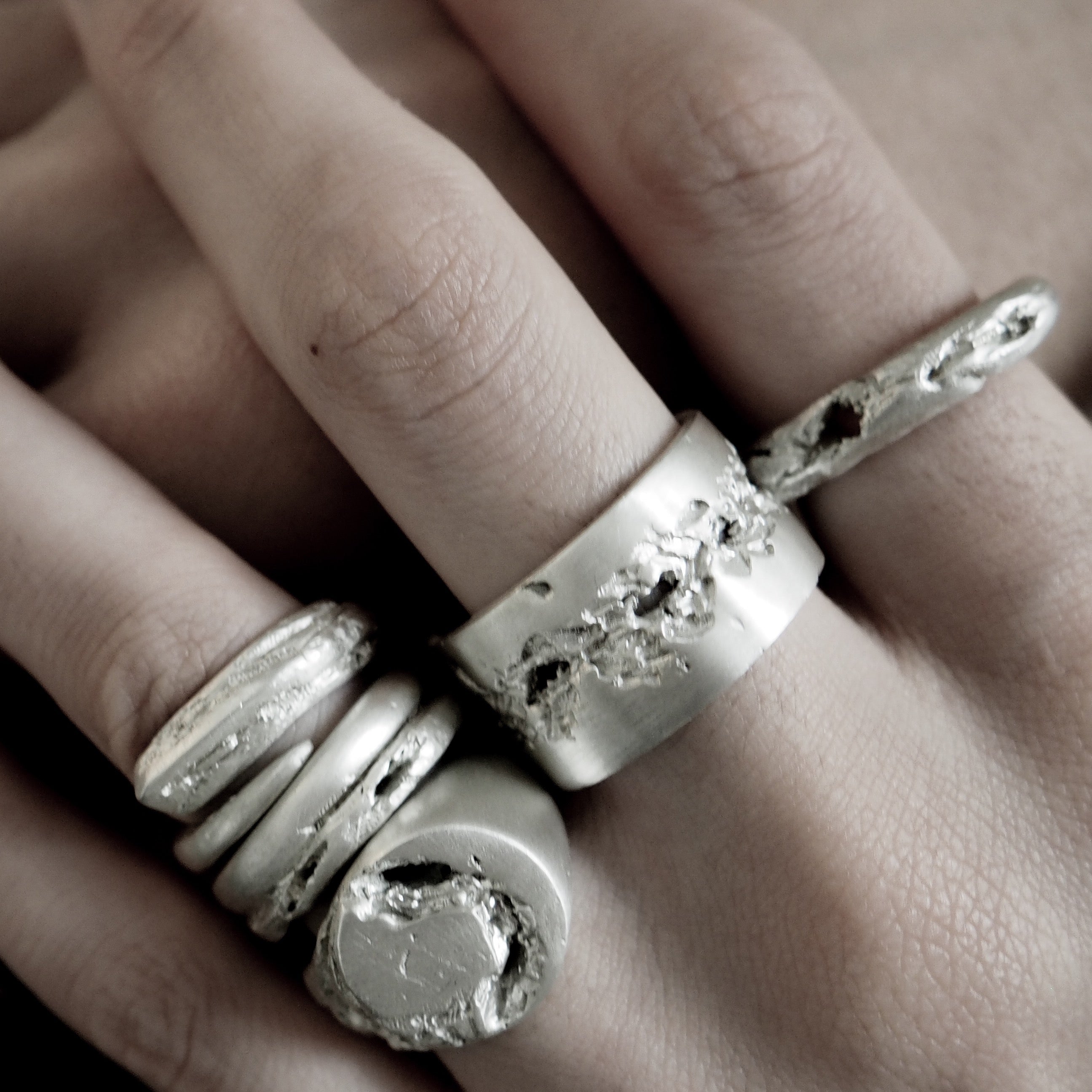RING GEBROCHENES BAND WEISS