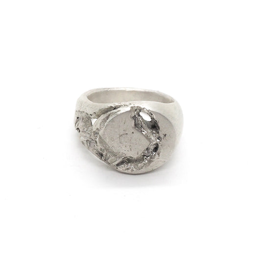 BROKEN SIGNET RING WHITE